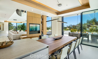 High-end luxevilla met minimalistisch design te koop in een gated urbanisatie net ten oosten van Marbella centrum 800697 