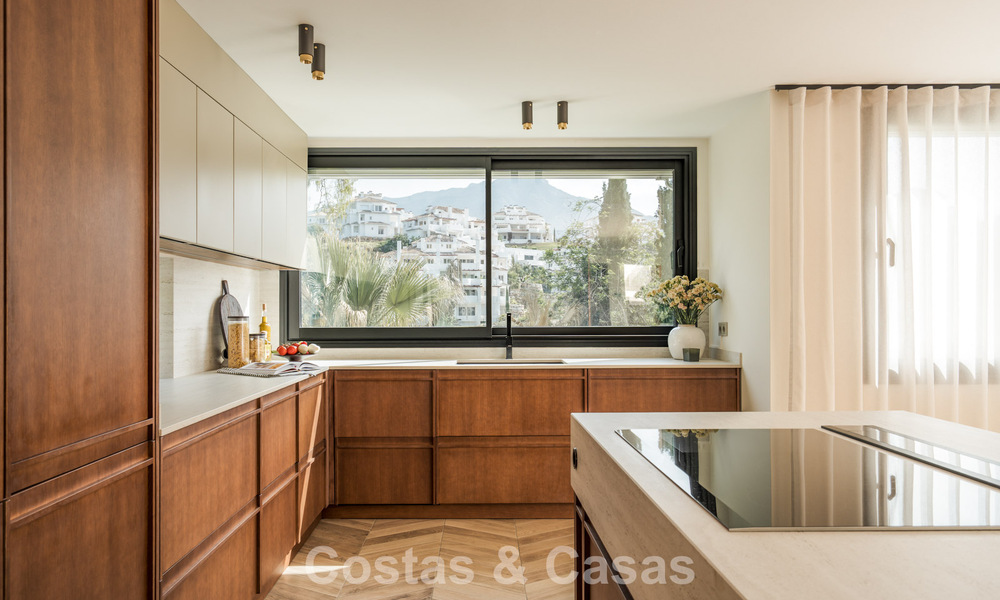 Luxueus, eigentijds gerenoveerd villa te koop in een gated community in Nueva Andalucia’s golfvallei, Marbella 800745