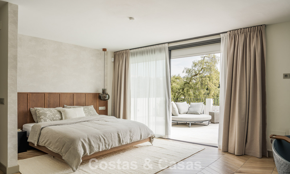 Luxueus, eigentijds gerenoveerd villa te koop in een gated community in Nueva Andalucia’s golfvallei, Marbella 800751