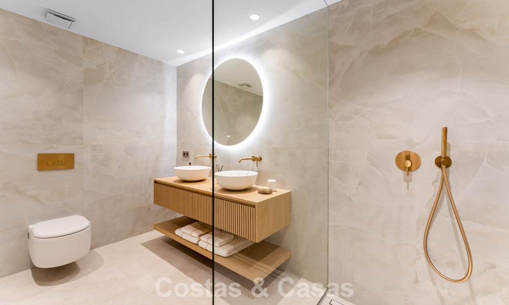 Exclusief duplex penthouse te koop aan het strand op de New Golden Mile tussen Marbella en Estepona 800777