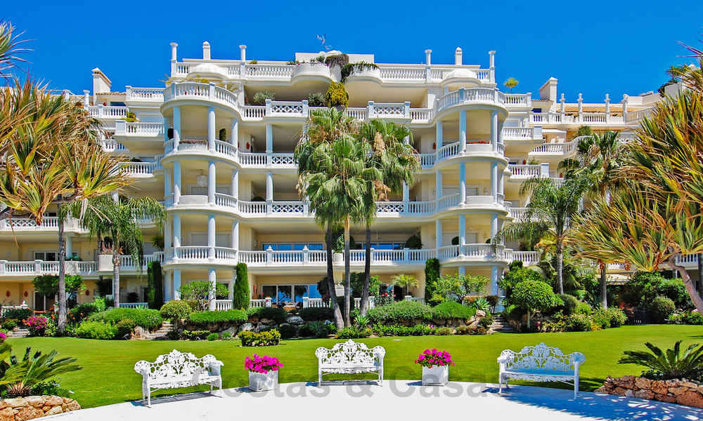 Eersteklas appartement te koop, direct aan het strand in het vijfsterren Las Dunas Park in Marbella - Estepona 801019