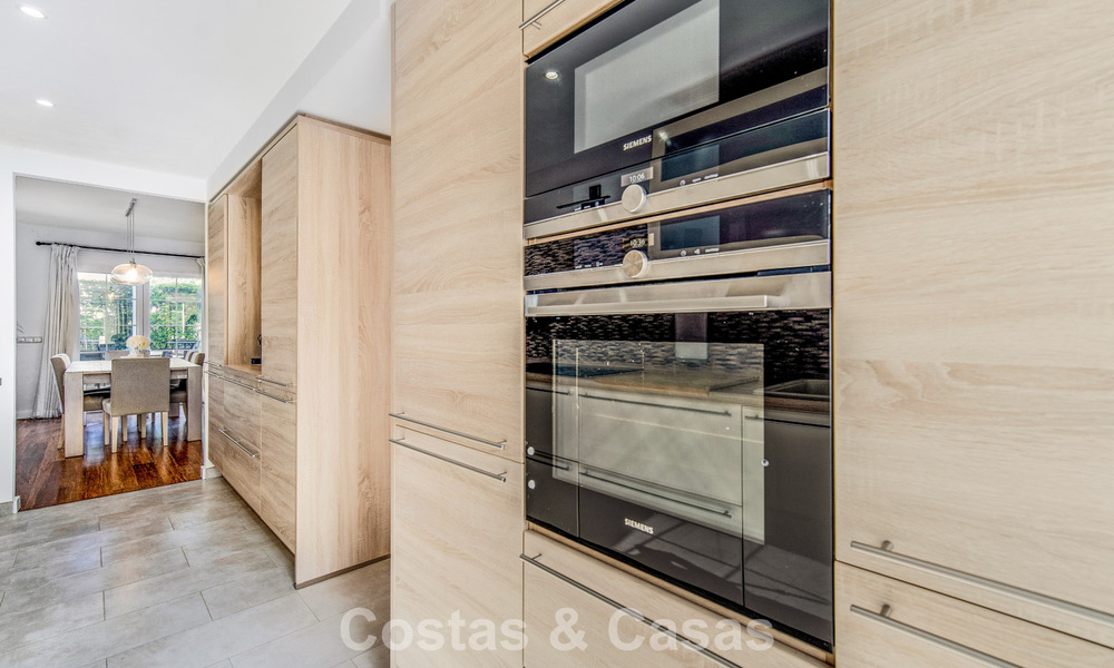 Prachtig gerenoveerd herenhuis met 4 slaapkamers te koop met zeezicht, eerstelijnsstrand op Marbella’s Golden Mile 800831