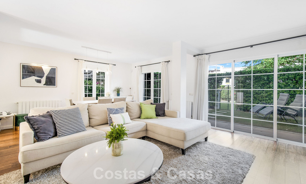 Prachtig gerenoveerd herenhuis met 4 slaapkamers te koop met zeezicht, eerstelijnsstrand op Marbella’s Golden Mile 800834