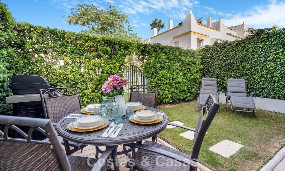 Prachtig gerenoveerd herenhuis met 4 slaapkamers te koop met zeezicht, eerstelijnsstrand op Marbella’s Golden Mile 800838