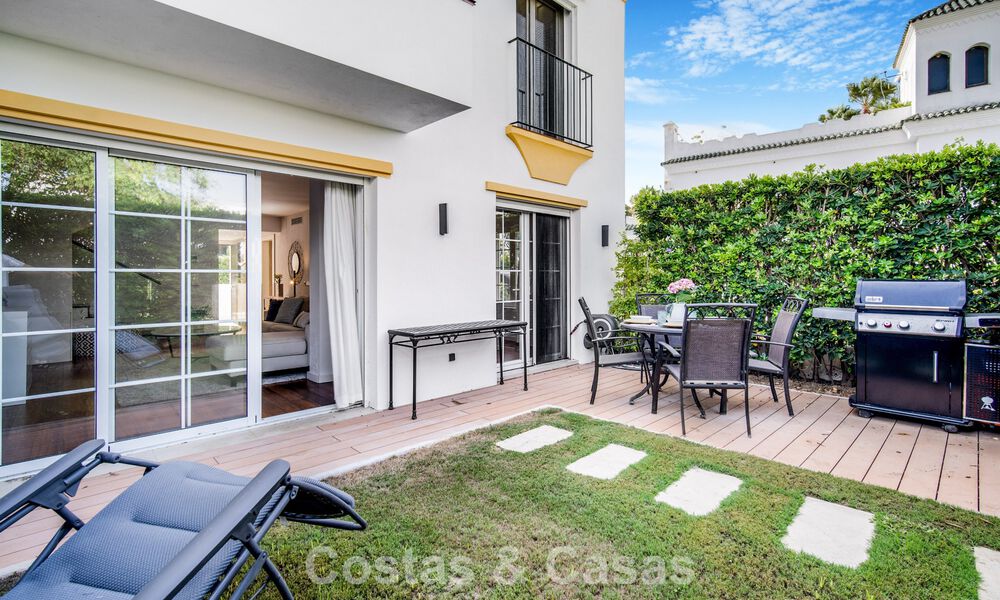 Prachtig gerenoveerd herenhuis met 4 slaapkamers te koop met zeezicht, eerstelijnsstrand op Marbella’s Golden Mile 800839