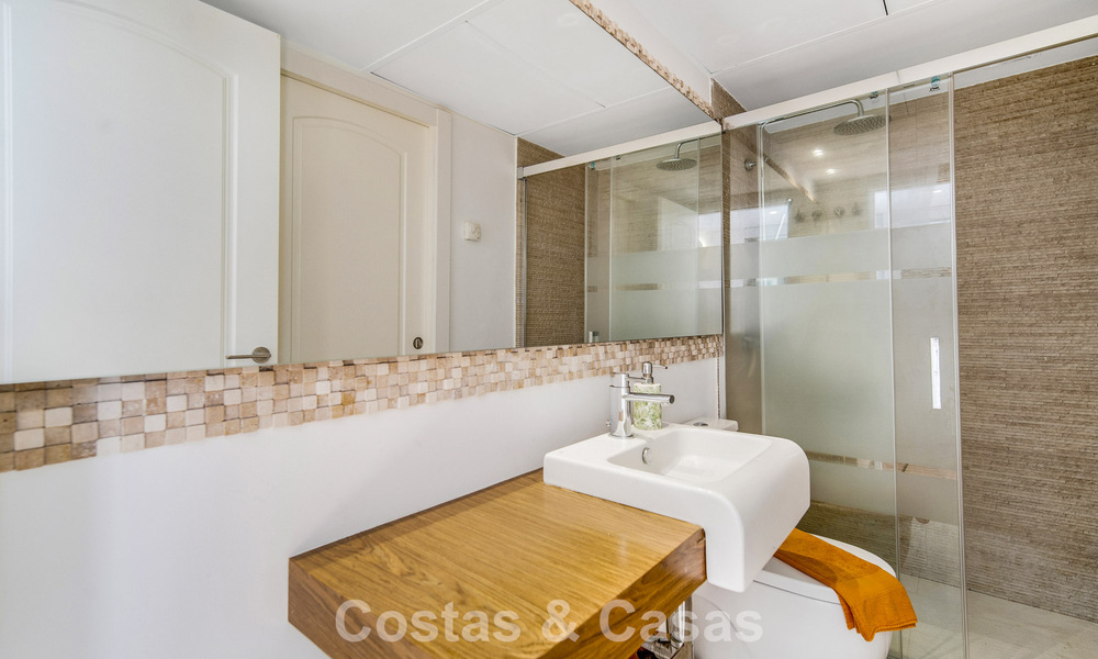 Prachtig gerenoveerd herenhuis met 4 slaapkamers te koop met zeezicht, eerstelijnsstrand op Marbella’s Golden Mile 800840
