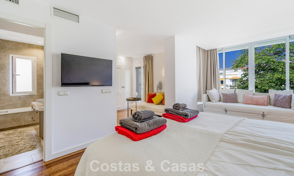 Prachtig gerenoveerd herenhuis met 4 slaapkamers te koop met zeezicht, eerstelijnsstrand op Marbella’s Golden Mile 800841