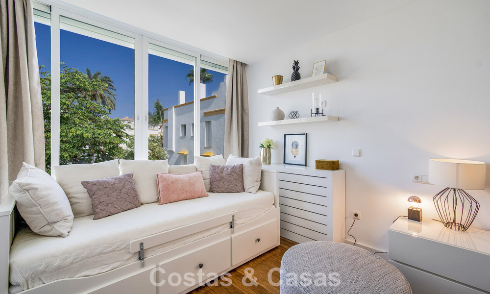 Prachtig gerenoveerd herenhuis met 4 slaapkamers te koop met zeezicht, eerstelijnsstrand op Marbella’s Golden Mile 800842