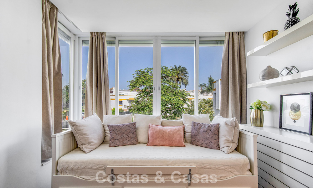 Prachtig gerenoveerd herenhuis met 4 slaapkamers te koop met zeezicht, eerstelijnsstrand op Marbella’s Golden Mile 800843