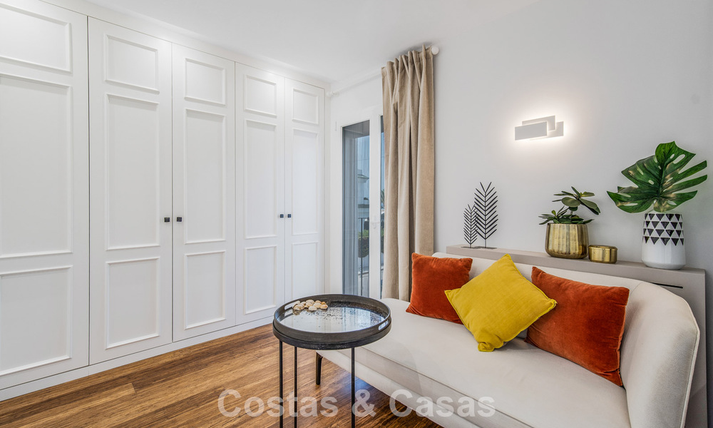 Prachtig gerenoveerd herenhuis met 4 slaapkamers te koop met zeezicht, eerstelijnsstrand op Marbella’s Golden Mile 800844