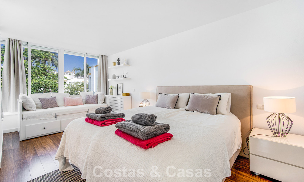 Prachtig gerenoveerd herenhuis met 4 slaapkamers te koop met zeezicht, eerstelijnsstrand op Marbella’s Golden Mile 800846