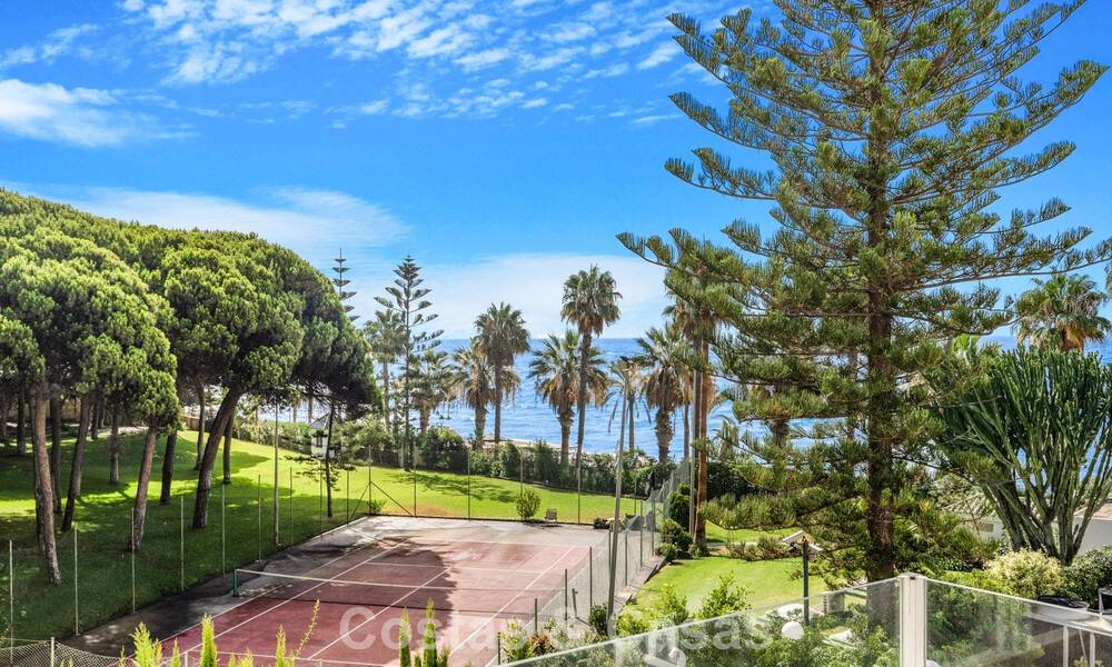 Prachtig gerenoveerd herenhuis met 4 slaapkamers te koop met zeezicht, eerstelijnsstrand op Marbella’s Golden Mile 800847