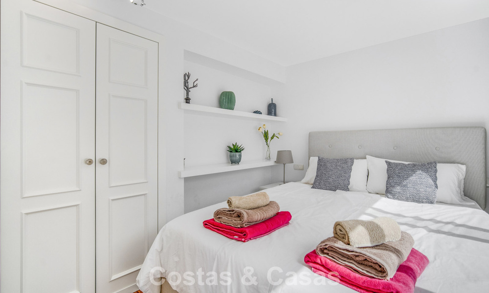 Prachtig gerenoveerd herenhuis met 4 slaapkamers te koop met zeezicht, eerstelijnsstrand op Marbella’s Golden Mile 800854