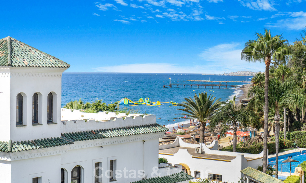 Prachtig gerenoveerd herenhuis met 4 slaapkamers te koop met zeezicht, eerstelijnsstrand op Marbella’s Golden Mile 800857