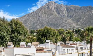 Prachtig gerenoveerd herenhuis met 4 slaapkamers te koop met zeezicht, eerstelijnsstrand op Marbella’s Golden Mile 800858 