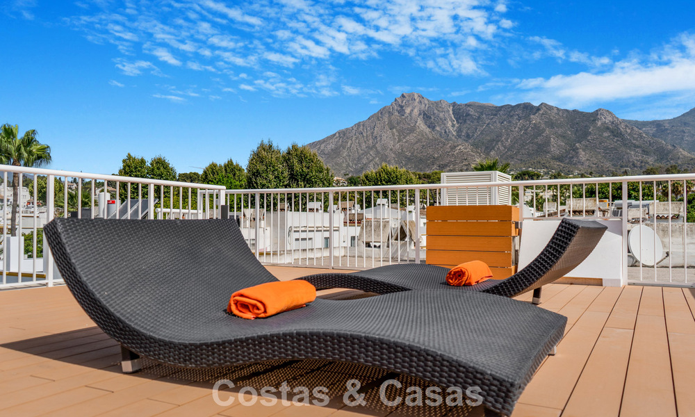 Prachtig gerenoveerd herenhuis met 4 slaapkamers te koop met zeezicht, eerstelijnsstrand op Marbella’s Golden Mile 800860