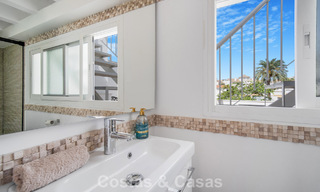 Prachtig gerenoveerd herenhuis met 4 slaapkamers te koop met zeezicht, eerstelijnsstrand op Marbella’s Golden Mile 800862 
