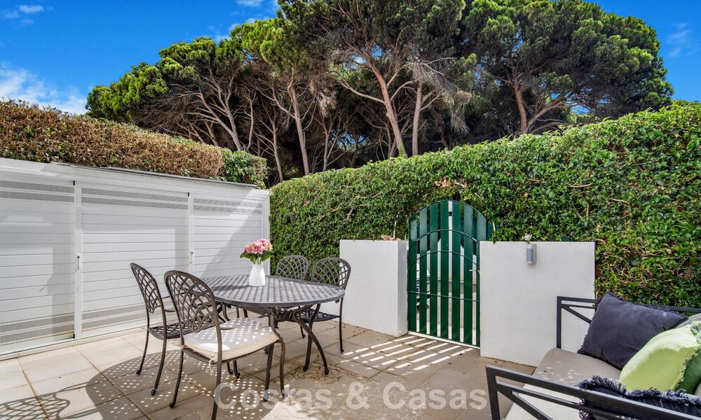Prachtig gerenoveerd herenhuis met 4 slaapkamers te koop met zeezicht, eerstelijnsstrand op Marbella’s Golden Mile 800863