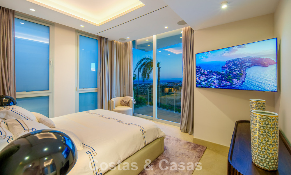 Hedendaagse luxevilla te koop met panoramisch berg- en zeezicht in Nueva Andalucia, Marbella 800892