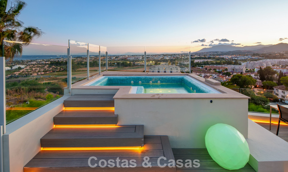 Hedendaagse luxevilla te koop met panoramisch berg- en zeezicht in Nueva Andalucia, Marbella 800893