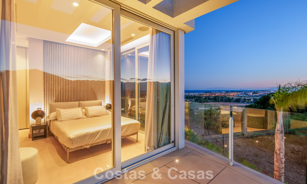Hedendaagse luxevilla te koop met panoramisch berg- en zeezicht in Nueva Andalucia, Marbella 800895