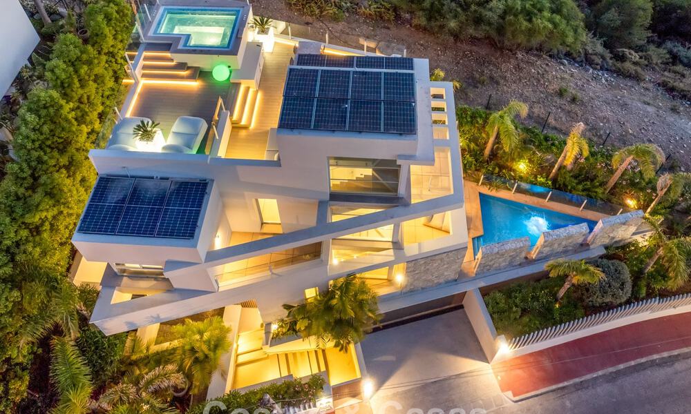Hedendaagse luxevilla te koop met panoramisch berg- en zeezicht in Nueva Andalucia, Marbella 800896