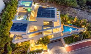 Hedendaagse luxevilla te koop met panoramisch berg- en zeezicht in Nueva Andalucia, Marbella 800896 