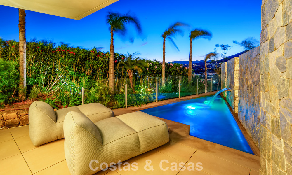 Hedendaagse luxevilla te koop met panoramisch berg- en zeezicht in Nueva Andalucia, Marbella 800900