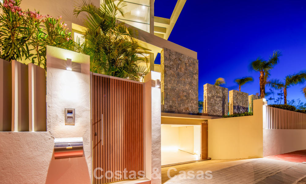 Hedendaagse luxevilla te koop met panoramisch berg- en zeezicht in Nueva Andalucia, Marbella 800902