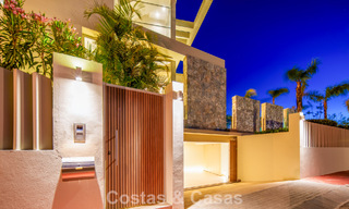 Hedendaagse luxevilla te koop met panoramisch berg- en zeezicht in Nueva Andalucia, Marbella 800902 