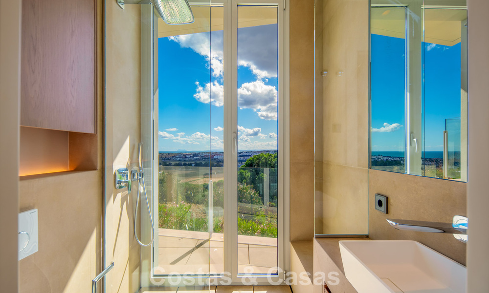 Hedendaagse luxevilla te koop met panoramisch berg- en zeezicht in Nueva Andalucia, Marbella 800903