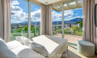 Hedendaagse luxevilla te koop met panoramisch berg- en zeezicht in Nueva Andalucia, Marbella 800904 