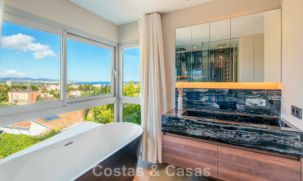 Hedendaagse luxevilla te koop met panoramisch berg- en zeezicht in Nueva Andalucia, Marbella 800909