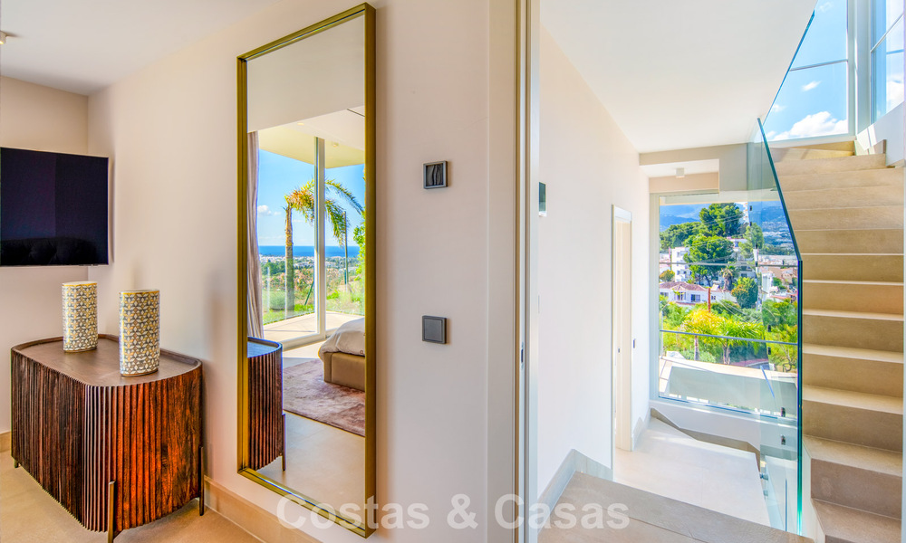 Hedendaagse luxevilla te koop met panoramisch berg- en zeezicht in Nueva Andalucia, Marbella 800910