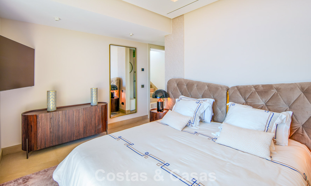 Hedendaagse luxevilla te koop met panoramisch berg- en zeezicht in Nueva Andalucia, Marbella 800911