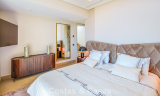 Hedendaagse luxevilla te koop met panoramisch berg- en zeezicht in Nueva Andalucia, Marbella 800911 
