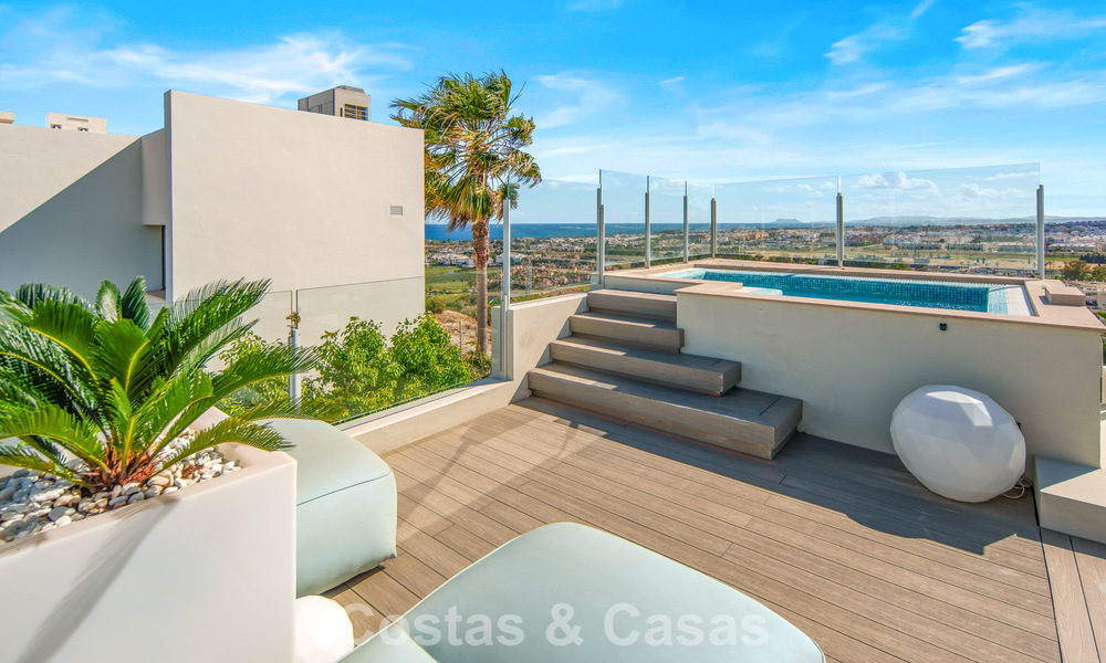 Hedendaagse luxevilla te koop met panoramisch berg- en zeezicht in Nueva Andalucia, Marbella 800912