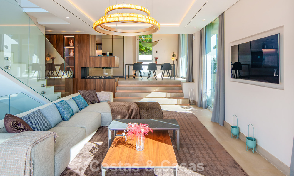 Hedendaagse luxevilla te koop met panoramisch berg- en zeezicht in Nueva Andalucia, Marbella 800922