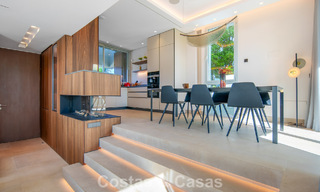 Hedendaagse luxevilla te koop met panoramisch berg- en zeezicht in Nueva Andalucia, Marbella 800923 