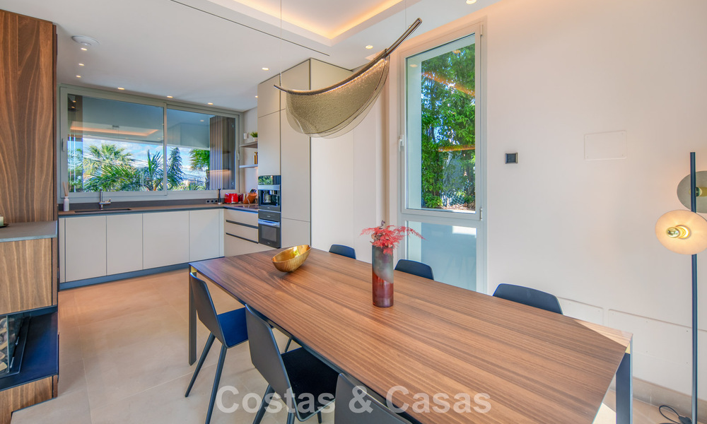 Hedendaagse luxevilla te koop met panoramisch berg- en zeezicht in Nueva Andalucia, Marbella 800924