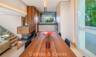Hedendaagse luxevilla te koop met panoramisch berg- en zeezicht in Nueva Andalucia, Marbella 800925 