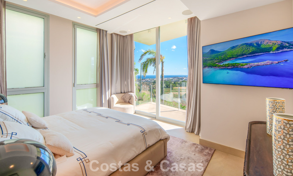 Hedendaagse luxevilla te koop met panoramisch berg- en zeezicht in Nueva Andalucia, Marbella 800927