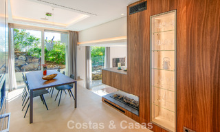 Hedendaagse luxevilla te koop met panoramisch berg- en zeezicht in Nueva Andalucia, Marbella 800928 