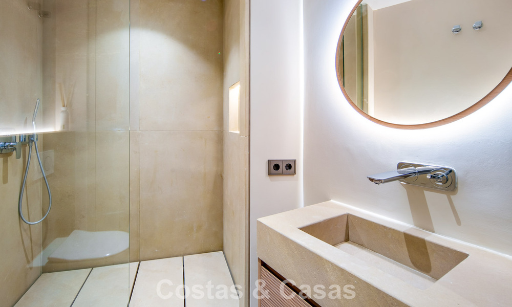 Hedendaagse luxevilla te koop met panoramisch berg- en zeezicht in Nueva Andalucia, Marbella 800930