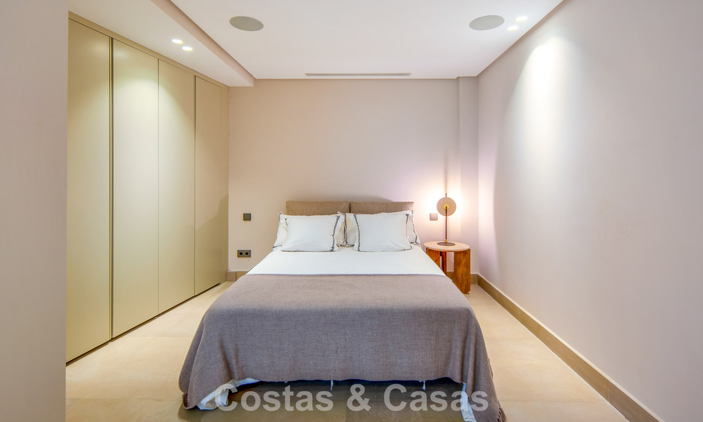 Hedendaagse luxevilla te koop met panoramisch berg- en zeezicht in Nueva Andalucia, Marbella 800933
