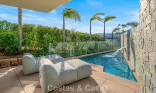 Hedendaagse luxevilla te koop met panoramisch berg- en zeezicht in Nueva Andalucia, Marbella 800939 