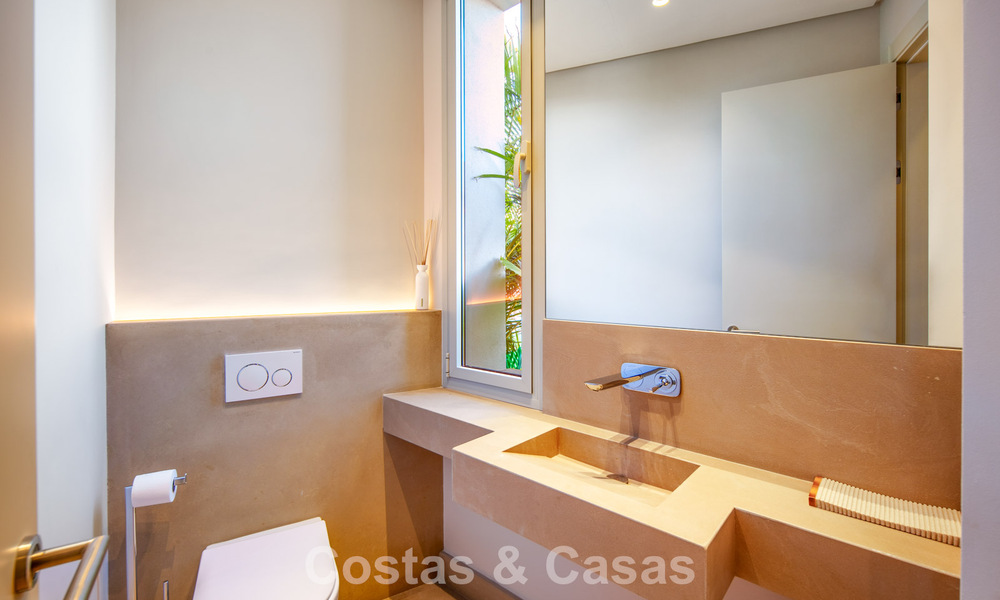 Hedendaagse luxevilla te koop met panoramisch berg- en zeezicht in Nueva Andalucia, Marbella 800941