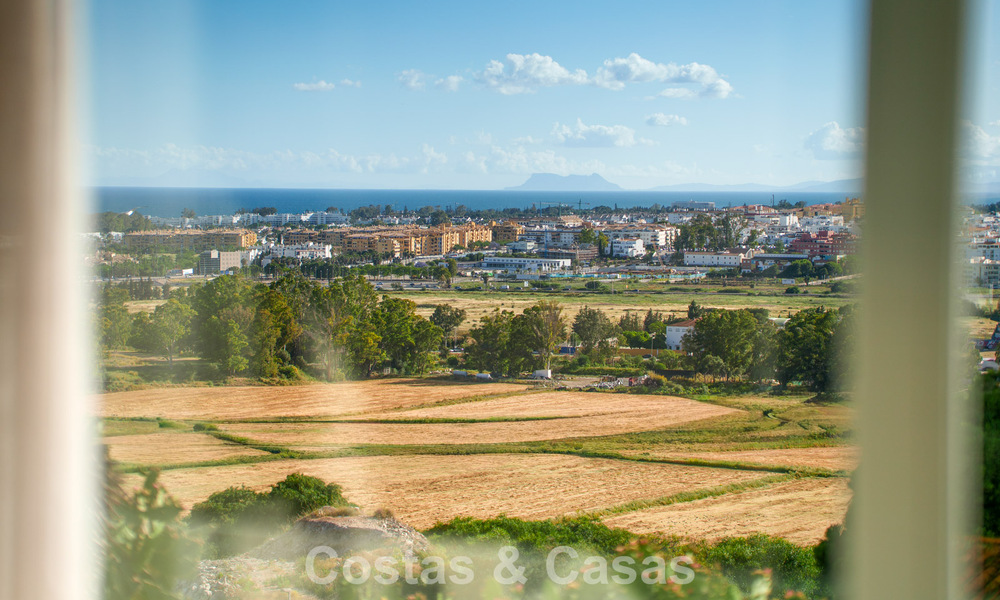 Hedendaagse luxevilla te koop met panoramisch berg- en zeezicht in Nueva Andalucia, Marbella 800943