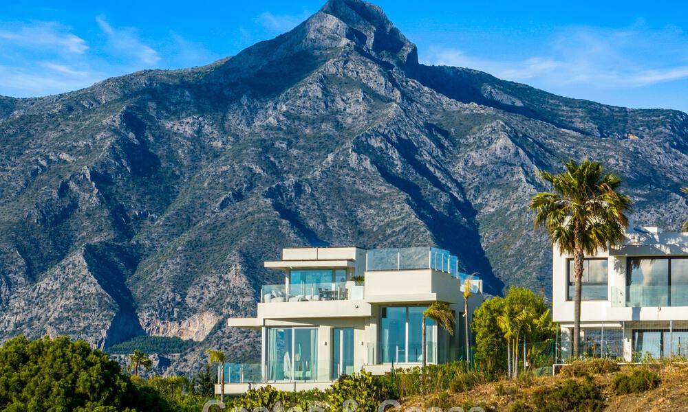 Hedendaagse luxevilla te koop met panoramisch berg- en zeezicht in Nueva Andalucia, Marbella 800944