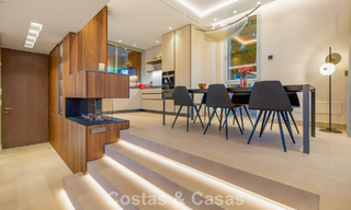 Hedendaagse luxevilla te koop met panoramisch berg- en zeezicht in Nueva Andalucia, Marbella 800947 